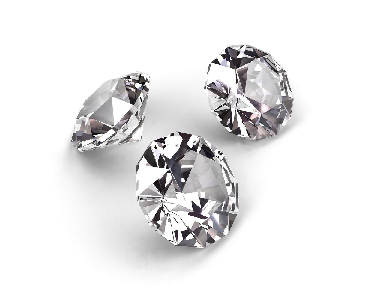 Drei Diamanten mit Brillant-Schliff auf weißem Hintergrund Optimale Diamant-Qualität - 3 Diamanten mit Brillant-Schliff auf weißem Hintergrund
