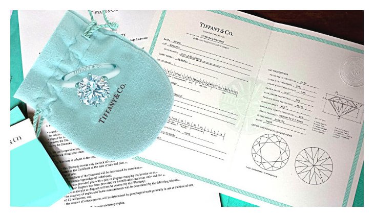 Tiffany-Zertifikat mit Tiffany-blauem Schmuckbeutel für den charakteristischen Signatur Platin-Diamantring Bedeutung des Diamant-Zertifikats beim Diamanten-Kauf - Tiffany-Zertifikat für Platin-Diamantring