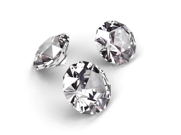 Auswahl eines perfekten Diamanten - 3 Diamanten mit Brillant-Schliff auf weißem Hintergrund