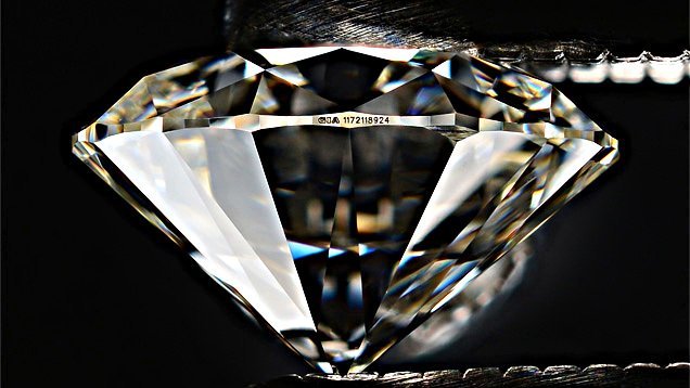 GIA Laser-Beschriftung mit Diamant-Zertifikat-Nummer Laser-Beschriftung der Diamant-Zertifikat-Nummer auf einem Diamanten mit Brillant-Schliff (Diamant-Bewertung)