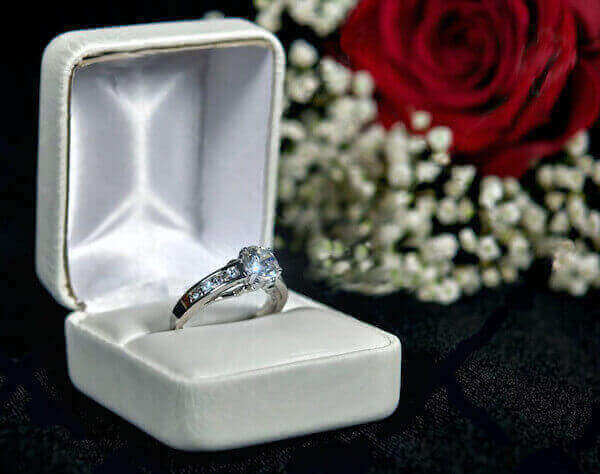 Weissgold Diamantring in Schmuckbox mit roter Rose Weissgold Diamantring in Schmuckbox mit roter Rose