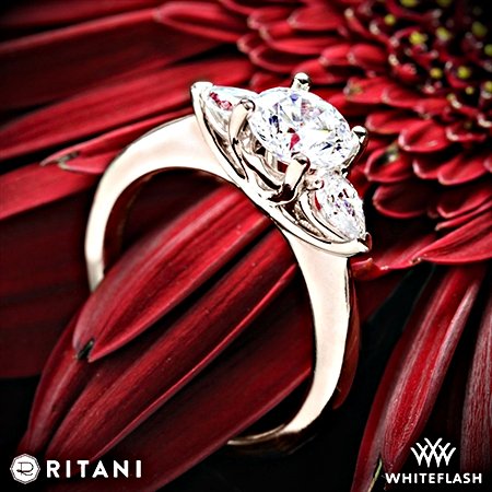 Whiteflash-Ritani-Three-Stone Verlobungsring - Mittelstein Diamant mit Brillantschliff und 2 Seitensteinen mit Tropfenform Whiteflash-Ritani-Three-Stone Verlobungsring - Diamant mit Brillantschliff und 2 Seitensteinen als Diamanten mit Tropfenform