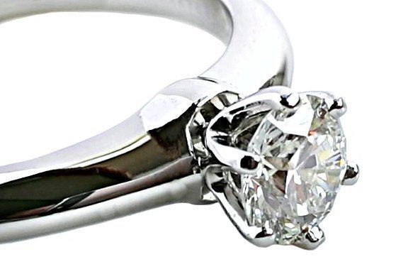 Klassische 6-Krappen-Fassung die dem Tiffany Setting seinen Namen gibt Klassische 6-Krappen-Fassung, die das Tiffany Setting charakterisiert