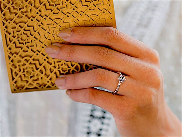 Fantastischen Diamant Verlobungsring selbst gestalten - Solitärring aus 18 Karat Weißgold mit einem 0,70 ct Diamanten am Ringfinger einer Frauenhand