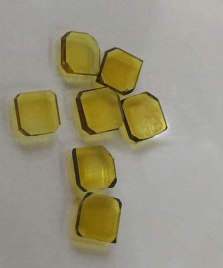 Lab-grown-Diamonds - Diamantsamen mit einer Größe von je 2 mm x 4 mm vor dem Herstellungsverfahren zu synthetischen Diamanten