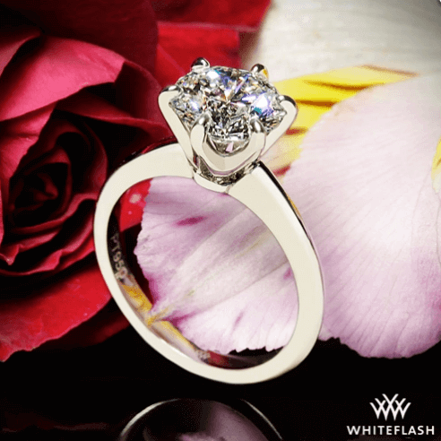 Klassischer Verlobungsring mit 6 Krappen und Knife Edge Ringband
