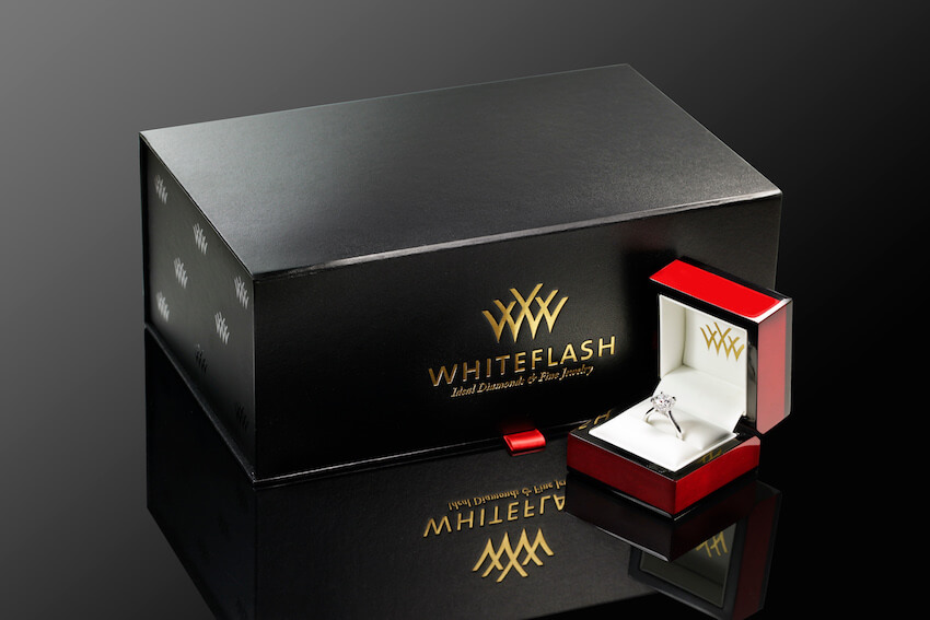 Hochwertige Whiteflash Presentbox mit Diamantring  